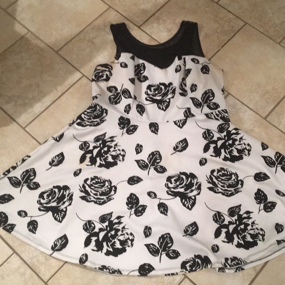 Black & White Short Leaf Dress
